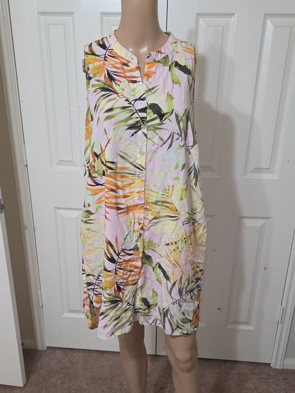 Adyson Parker 1X Sleeveless Tropical Print Shift Dress in Pastel Pink and Green